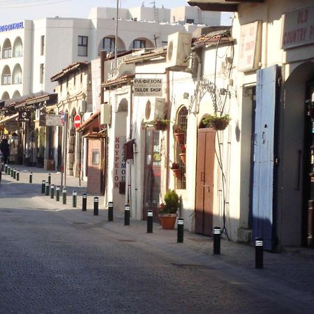 Dezo Luxury Town Apartment Larnaca Exteriör bild