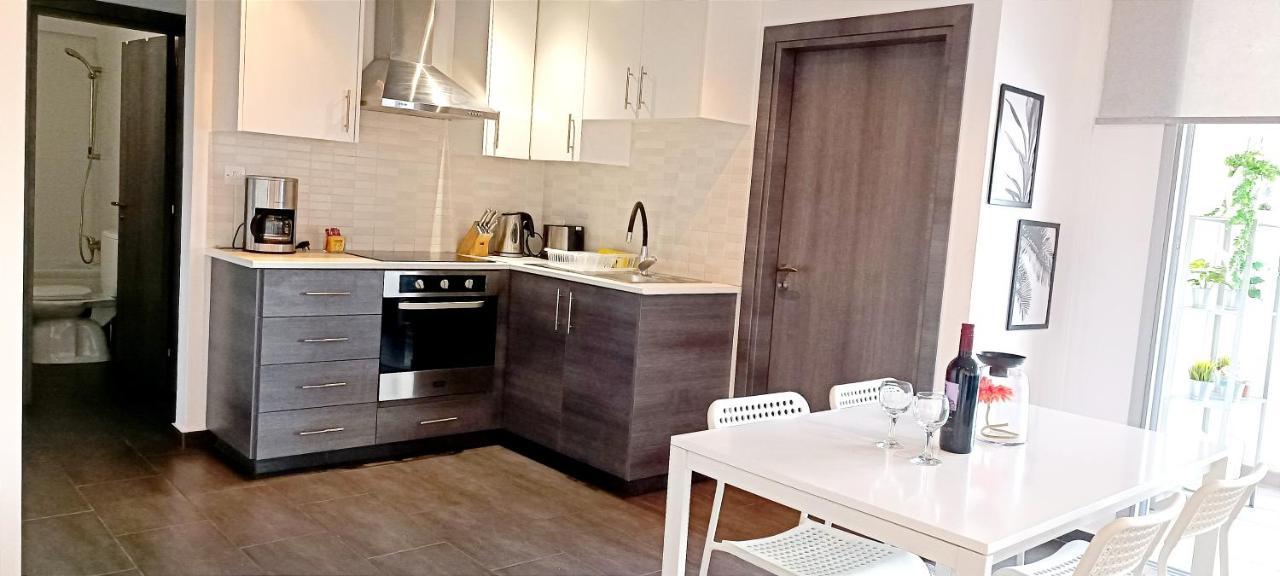 Dezo Luxury Town Apartment Larnaca Exteriör bild